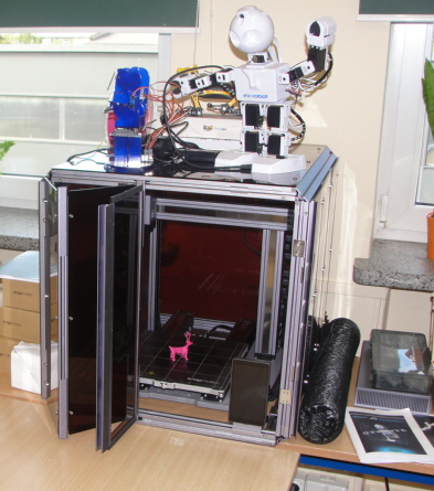 zdjęcie drukarki 3d i robotów zmontowanych