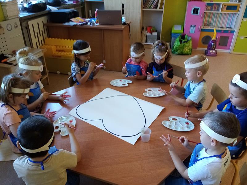 Dzieci bawią się w malowanie