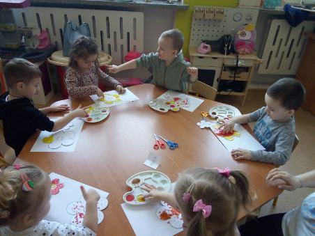 Dzieci bawią się przy stoliku