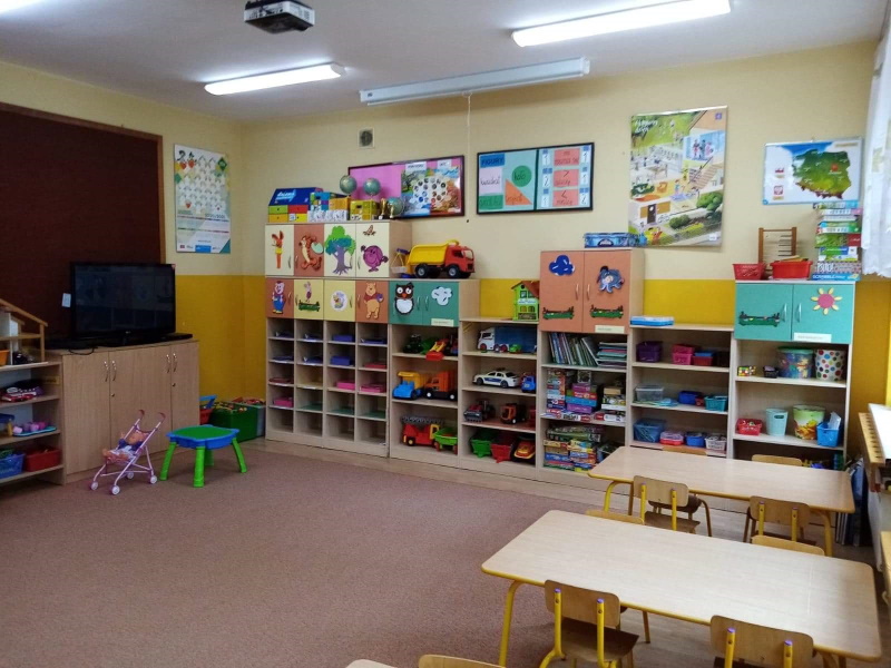 Widok klasy przedszkola z półkami